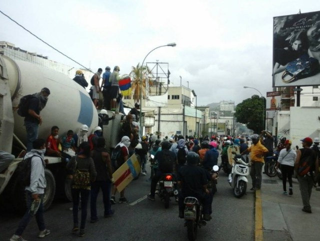 Manifestantes tomaron un camión de cemento y se dirigían a la autopista Francisco Fajardo de Caracas. Foto: Eduardo Ríos / LaPatilla.com