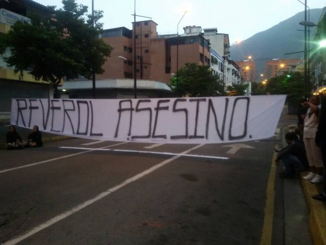 Pancarta en Chacao este #25May / Foto @AlfredoJimenoR 