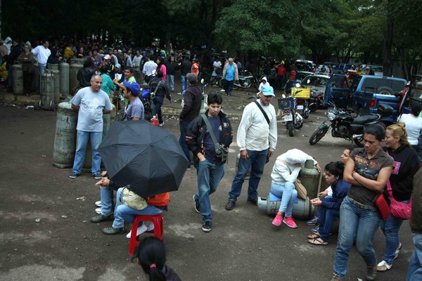 Decenas de personas acudieron otra vez al parque 12 de Febrero, en Táriba, para adquirir pacientemente una bombona de gas de uso doméstico. (Foto/Omar Hernández)