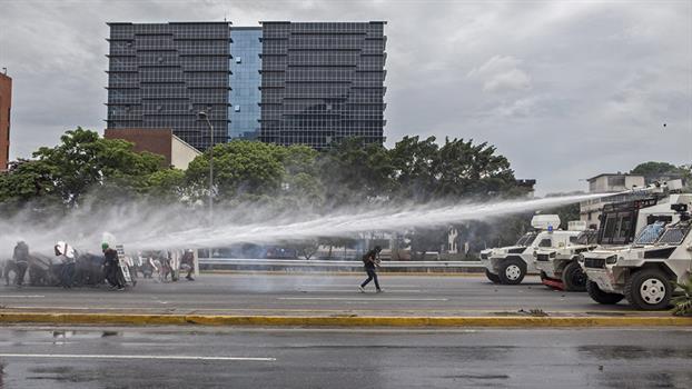 Los jóvenes, a quienes se les llama "escuderos de la libertad", se enfrentan con fuerza a las tropas militares y de la Policía Nacional Bolivariana. Foto: Vladimir Marcano