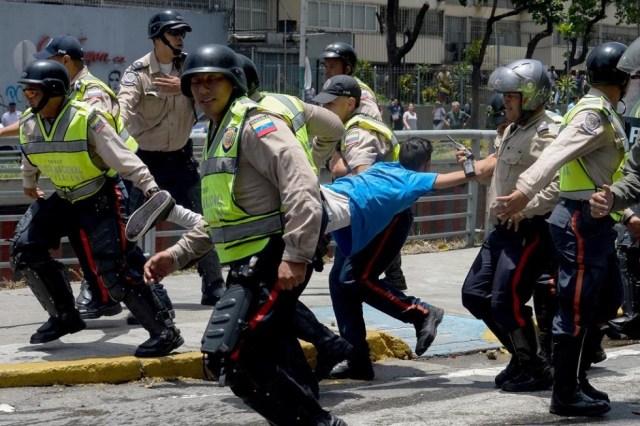 Efectivos de la PNB detienen a joven manifestante / Foto Prensa