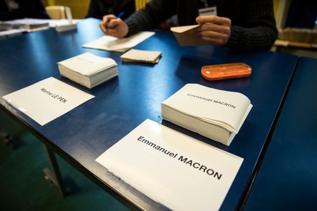 ETILAU7558. Paris (France), 07/05/2017.- Ballot papers are displayed in a polling station during the second round of the French presidential elections in Paris, France, 07 May 2017. (Elecciones, Francia) EFE/EPA/ETIENNE LAURENT