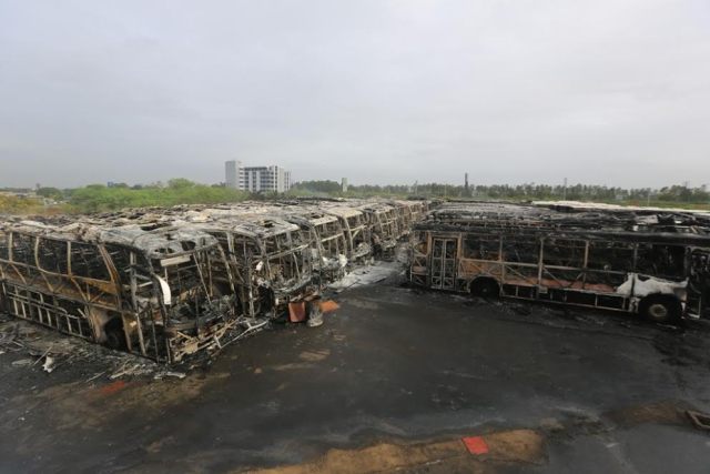 Más de 50 unidades de Transbolívar resultaron incendiadas. Foto: AVN