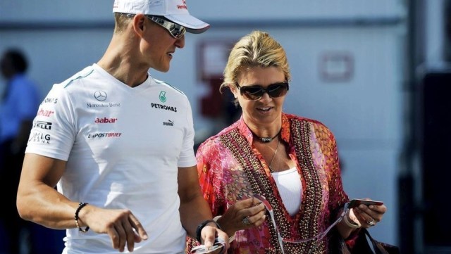 El expiloto de Fórmula Uno, Michael Schumacher, acompañado de su esposa (Foto: Archivo EFE)