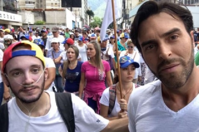 Francisco León y Gustavo Ramayo, en la concentración del #29May / Foto franciscoleon vía Instagram