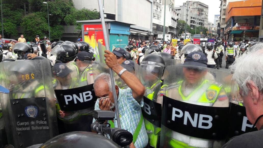 Reprimen con gas pimienta marcha de los abuelos en Chacaíto #12May (Videos)