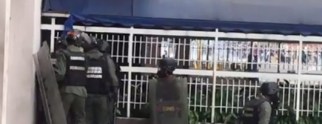 La GN continuó con su feroz arremetida contra manifestantes en Altamira durante la tarde de este lunes