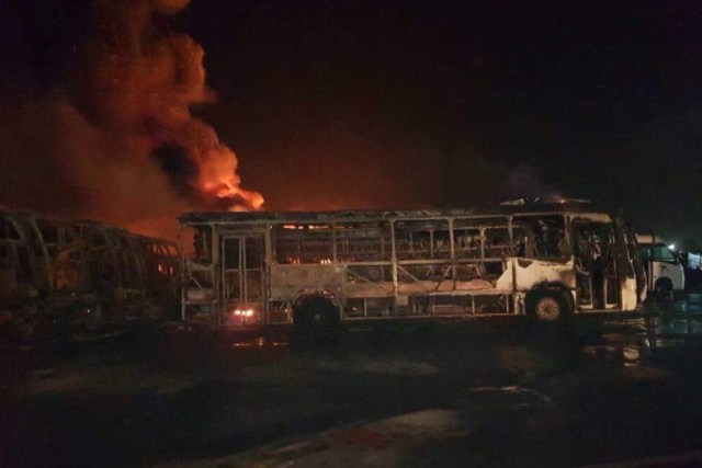 Autobuses de Transbolívar incendiados / Foto @ArcticcodeMG 
