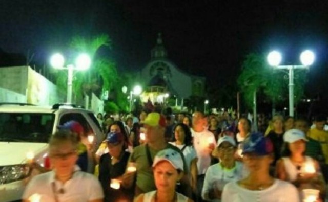 Desafiando la roja oscuridad, Venezuela se manifiesta en honor a los caídos en protestas