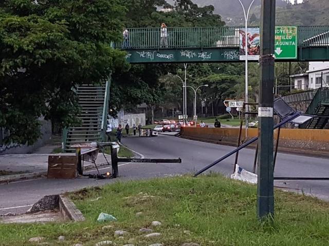 Las barricadas amanecieron en las vías de Baruta y El Hatillo (Foto vía Twitter)