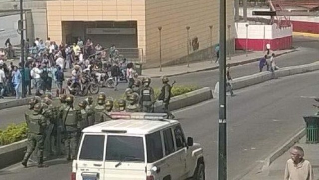 Manifestantes tomaron comando de la GN en Los Teques. Foto: @gregoryjsd 