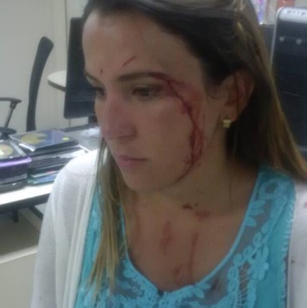 La periodista Raylí Luján fue agredida en la avenida Lecuna (Foto: @enpaiszeta)