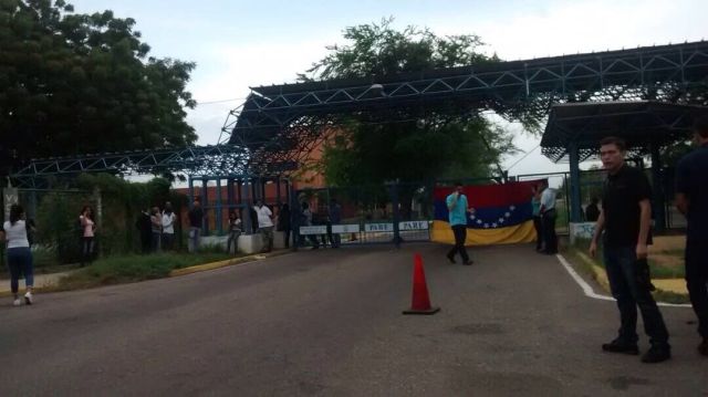 Desde tempranas horas de este lunes estudiantes cerraron el acceso al recinto. (Foto @LUZadn)