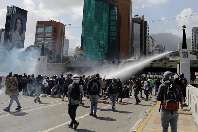 La fuerte represión de la GN contra la Marcha de Los Libertadores. REUTERS/Carlos Barria