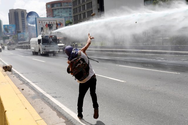 La fuerte represión de la GN contra la Marcha de Los Libertadores. REUTERS/Marco Bello
