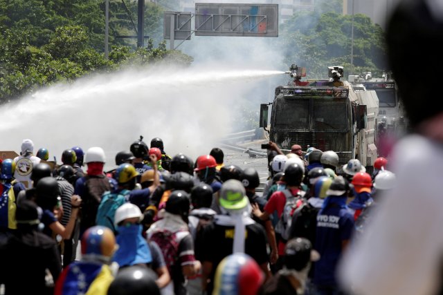 La fuerte represión de la GN contra la Marcha de Los Libertadores. REUTERS/Marco Bello