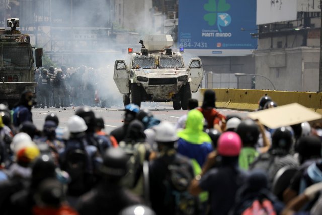 La fuerte represión de la GN contra la Marcha de Los Libertadores. REUTERS/Carlos Barria