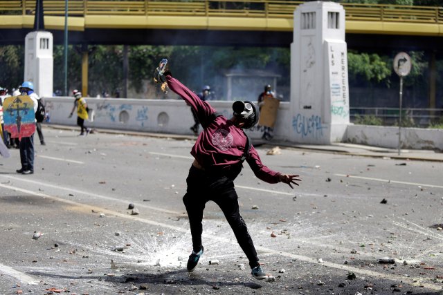 La fuerte represión de la GN contra la Marcha de Los Libertadores. REUTERS/Marco Bello TPX IMAGES OF THE DAY