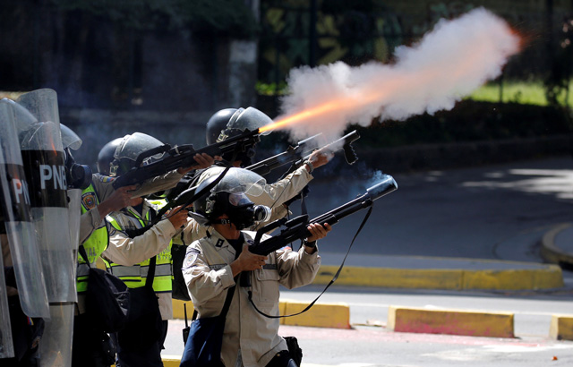 Cuerpos de seguridad no dan tregua y arremetieron con gases contra los estudiantes. REUTERS/Carlos Barria