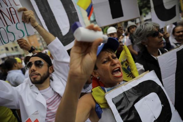 Demonstrators shout slogans during a rally called by health care workers and opposition activists against Venezuela's President Nicolas Maduro in Caracas, Venezuela May 22, 2017. REUTERS/Carlos Barria