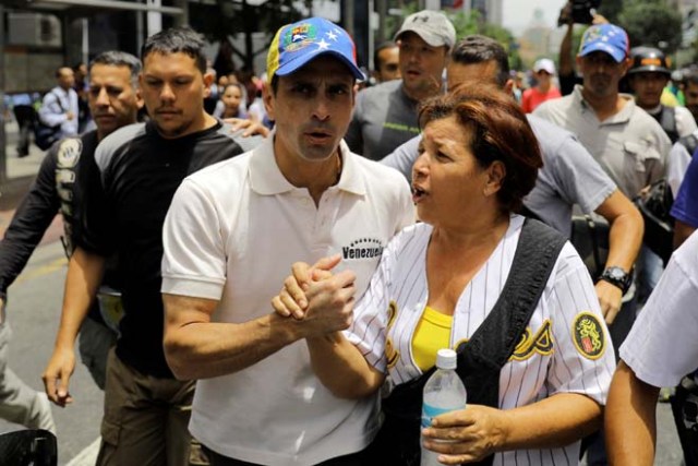 Venezuelan opposition leader and Governor of Miranda state Henrique Capriles (C) greets supporters during a rally called by health care workers and opposition activists against Venezuela's President Nicolas Maduro in Caracas, Venezuela May 22, 2017. REUTERS/Carlos Barria