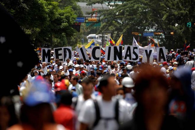Demonstrators hold a banner that reads "MEDICINE RIGHT NOW" during a rally called by health care workers and opposition activists against Venezuela's President Nicolas Maduro in Caracas, Venezuela May 22, 2017. REUTERS/Carlos Barria
