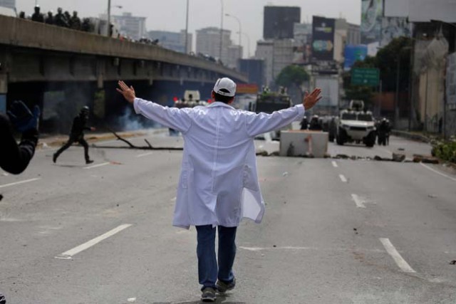 A doctor reacts during a rally called by health care workers and opposition activists against Venezuela's President Nicolas Maduro in Caracas, Venezuela May 22, 2017. REUTERS/Carlos Barria