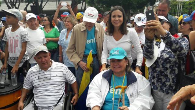 Los padres de María Corina llegan a Chacaíto para participar en la marcha de los abuelos (Foto lapatilla)