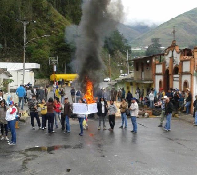 Protesta en Mucuruba, estado Mérida (Foto: @leoperiodista)