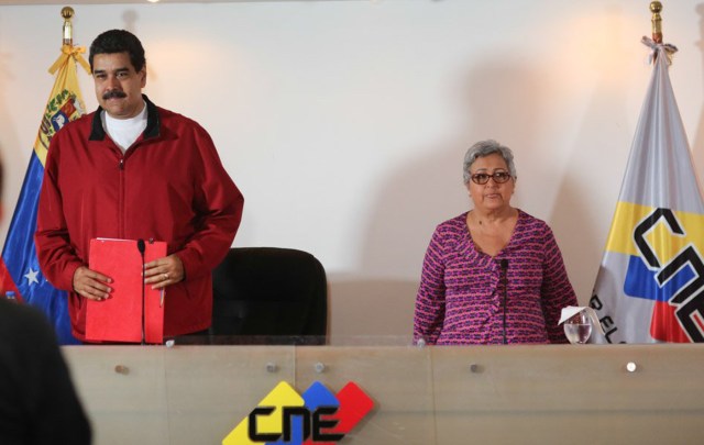 Nicolás Maduro y Tibisay Lucena en el CNE