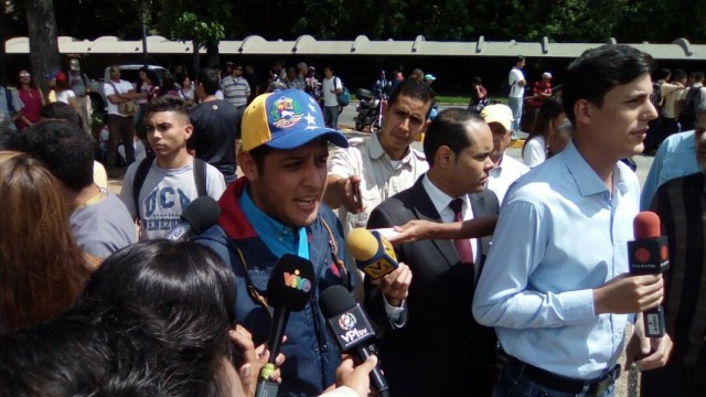 José Manuel Olivares, diputado de la AN, durante concentración de estudiantes en la Plaza del Rectorado en la UCV / Foto @unidadvenezuela 