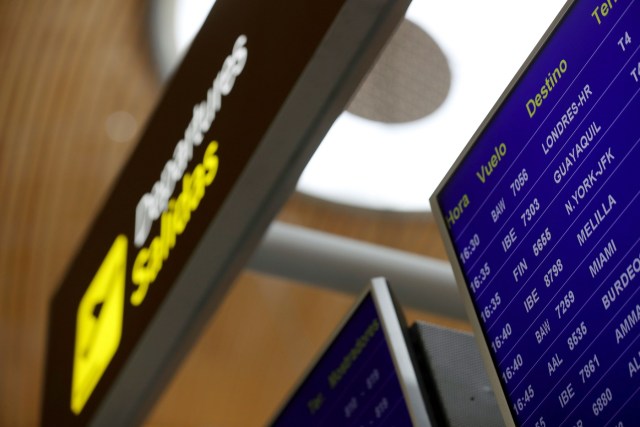 Panel informativo del aeropuerto Adolfo Suárez Madrid-Barajas tras la caída del sistema informático de British Airways / FOTO EFE/Sergio Barrenechea