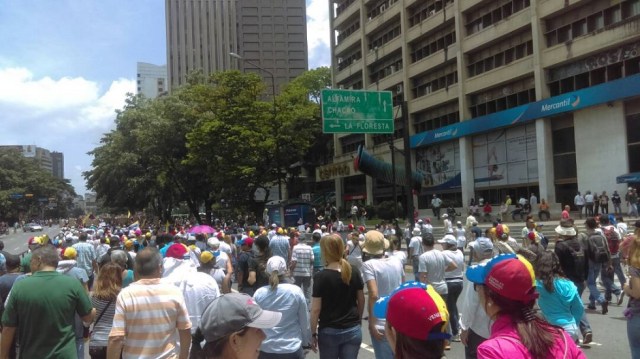 Oposición marcha hacia la cancillería / Foto @joseolivaresm 
