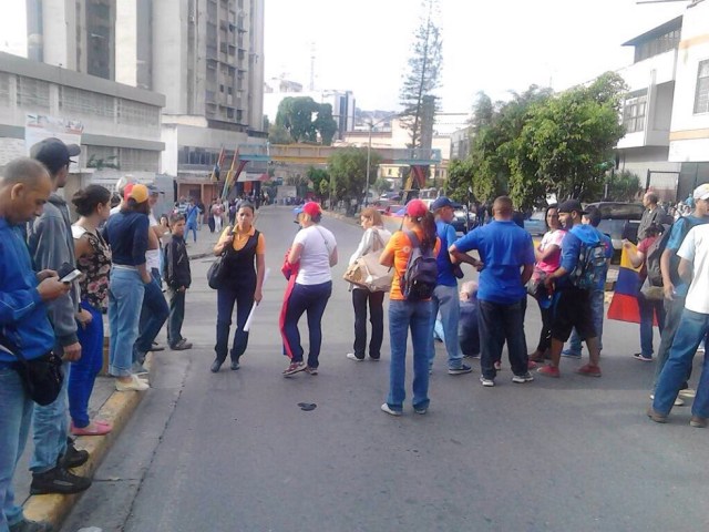 Vecinos se suman al plantón nacional convocado por la MUD #15May / Foto @JesusGonzalezS 