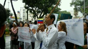 Médicos realizan plantón en hospitales en protesta por la crisis de la salud