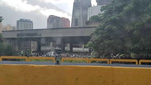 Cerrado el paso en Plaza Venezuela a la altura del Bicentenario #26May (Fotos)