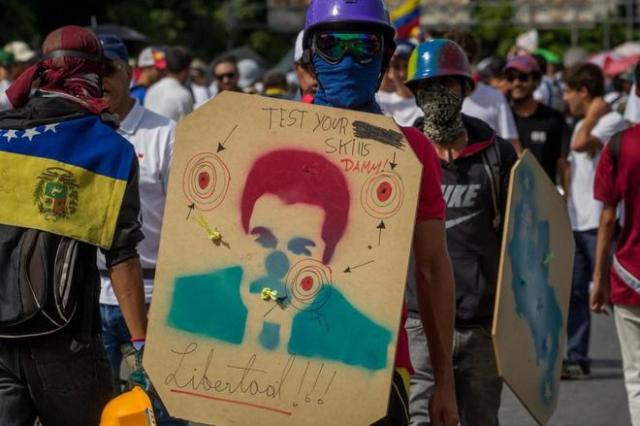 Manifestantes participan del denominado "Gran plantón nacional" convocado por la oposición, ayer, en Caracas (foto MIGUEL GUTIERREZ/EFE)