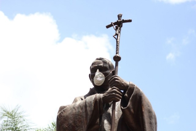 Estatua del Papa Juan Pablo II en Chacao con tapa bocas / Foto Régulo Gómez -La Patilla