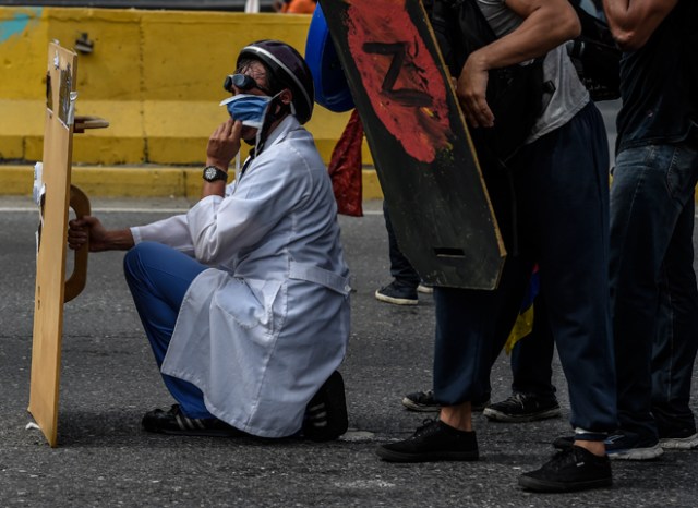 Represión a marcha de salud este #22May / AFP PHOTO / LUIS ROBAYO