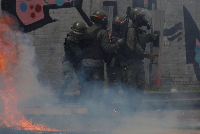 Efectivos antidisturbios se enfrentan con manifestantes durante una manifestación convocada por trabajadores de la salud y activistas de la oposición contra el presidente de Venezuela, Nicolás Maduro, en Caracas, Venezuela, 22 de mayo de 2017. REUTERS/Carlos Barria