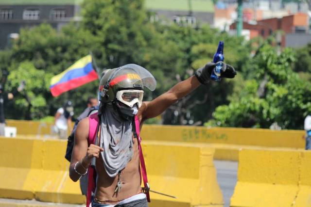 La resistencia no cede ante la brutal represión de la GN en la Fajardo. Foto: Régulo Gómez / LaPatilla.com