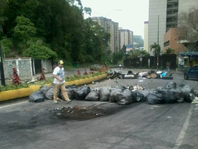 Manifestantes usaron bolsas de basura para obstaculizar la vía (Foto: @dmurolo)