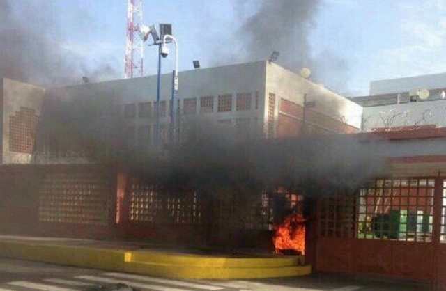 Incendio en la entrada de URBE, estado Zulia / Foto Cortesía 