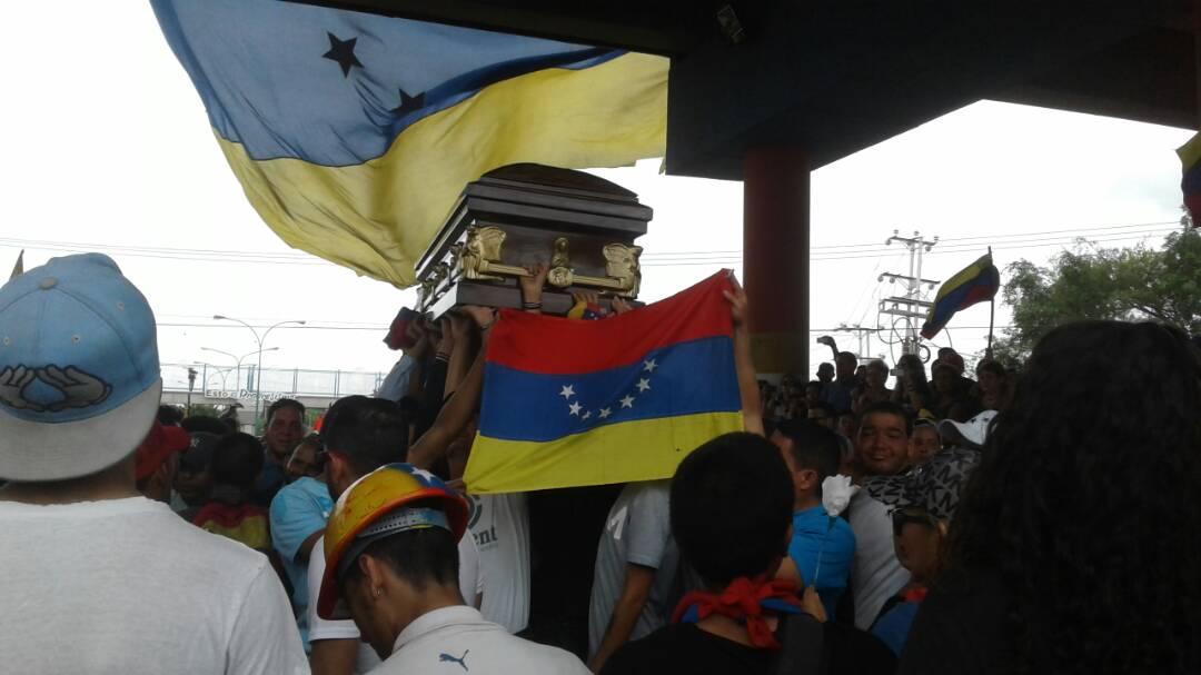 Entre lagrimas y banderas tricolor: Así fue la triste despedida de Manuel Sosa en Valle Hondo (video)