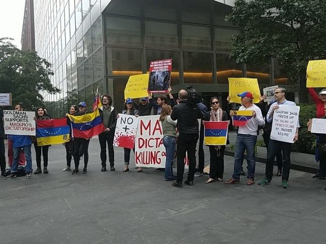 Venezolanos protestan frente a oficinas de Goldman Sachs en Nueva York, Estados Unidos / Foto @maibortpetit 