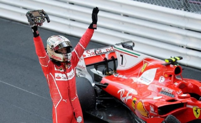 El piloto alemán Sebastian Vettel festeja tras ganar el Gran Premio de Mónaco. 28 de mayo de 2017/ Max Rossi. Vettel amplió el domingo a 25 puntos su ventaja al frente del campeonato de Fórmula Uno sobre Lewis Hamilton, tras convertirse en el primer piloto de Ferrari en ganar el Gran Premio de Mónaco desde Michael Schumacher en 2001.