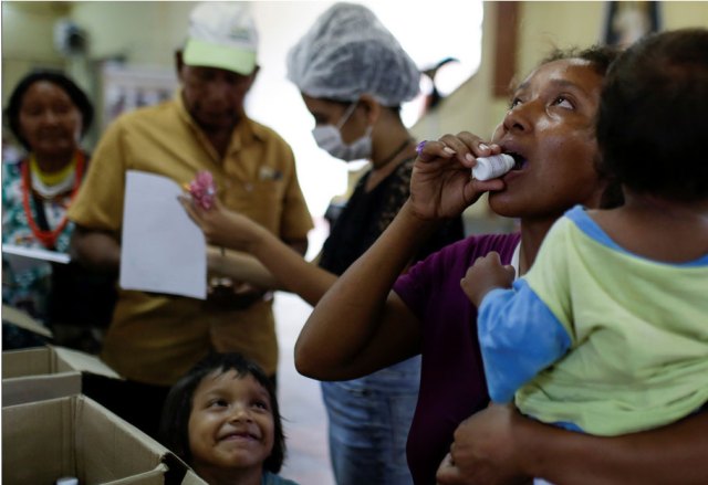 Una mujer del pueblo indígena Warao del delta del Orinoco en el este de Venezuela, toma medicina en Manaus, Brasil, 16 de mayo de 2017. REUTERS / Bruno Kelly