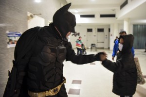 Un Batman solidario en Argentina se gana a los niños sin revelar su identidad (FOTOS)