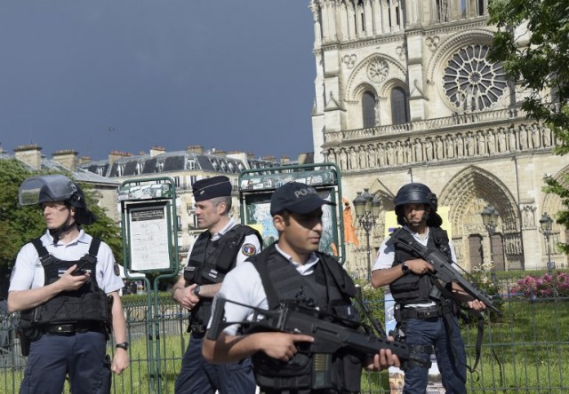 Funcionarios de la policía francesa se reúnen en el lugar donde se dio el ataque cerca de la entrada de la catedral de Notre-Dame en París el 6 de junio de 2017.