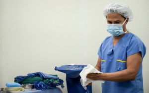 El cirujano que devuelve la sonrisa a víctimas de ataques con ácido en Colombia